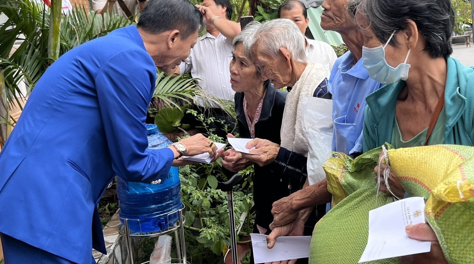 Gởi trao niềm vui, nhân ái
